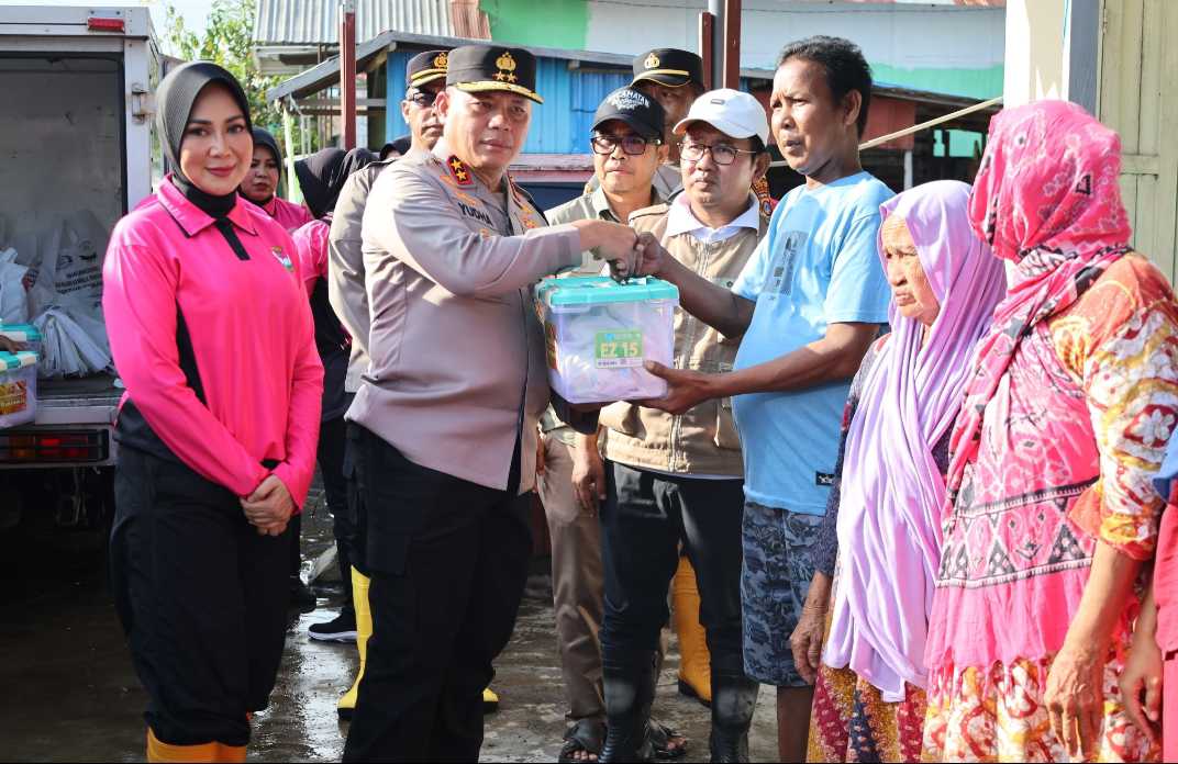 KAPOLDA KALSEL DAN KETUA BHAYANGKARI DAERAH KALSEL BANTU KORBAN BANJIR